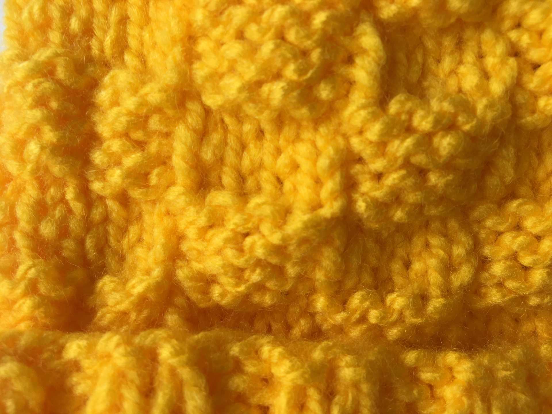 Niño Gorro Amarillo